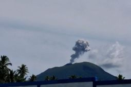 Kembali erupsi, Gunung Ibu semburkan abu vulkanik setinggi 600 meter