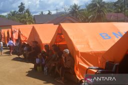 Terik matahari ujian berat pengungsi Badiri Tapteng di tenda darurat