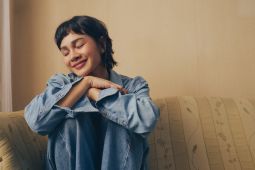 Andien menghadirkan kisah personal dalam lagu "Manusia Favorit"