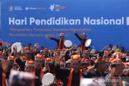 Seribuan siswa tampilkan pertunjukan kesenian Kuntulan Ewon meriahkan Hardiknas