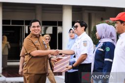 Nine West Sumatra firms win HIV/AIDS workplace awards