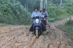 Jalan tanah akses desa terpencil di Jambi