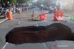 Jalan Raya Lenteng Agung Jakarta Selatan tiba-tiba amblas sedalam tiga meter