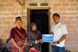 Berkat bantuan PT Timah, Hellis kembali melanjutkan kuliah