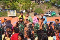 Kodam Udayana bangkitkan semangat anak korban gempa Flores yang ada di pengungsian
