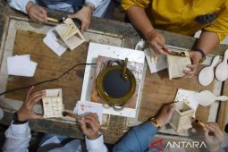 Pelatihan membatik tulis pada media kayu di Kota Bogor