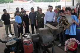 Warga Cipete Utara menukar sampah dengan sembako