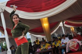 Artis Venna Melinda unjuk salsa Page 1 Small