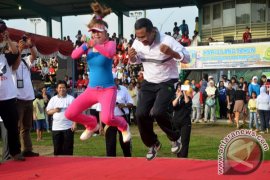 Dahlan Iskan jadi instruktur &quot;Gangnam Style&quot; Page 1 Small