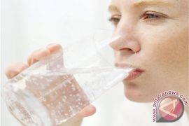 Agar tak kembung dan dehidrasi saat Ramadhan, begini atur waktu minum