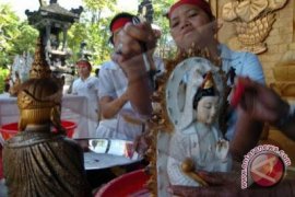 Vihara Dwipayana Denpasar gelar cuci dewa 