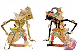Dalang Ki Midiyanto mementaskan wayang kulit dan gamelan di San Diego