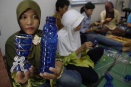 Ide Kreatif Limbah Plastik Dibuat Piring Cantik Page 1 Small