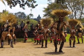 Tarian Topeng Ireng Meriahkan Pariwisata Candi Borobudur Page 1 Small