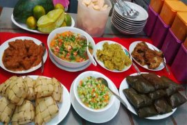Makan porsi kecil dan batasi makanan manis serta berlemak saat Lebaran