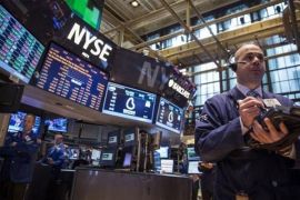 Wall Street turun karena kekhawatiran perdagangan redam laba positif emiten
