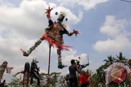 Lomba Kreasi Memedi Sawah Page 1 Small