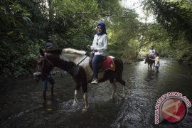 Wisatawan menysuri sungai Page 1 Small