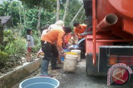 DISTRIBUSI AIR BERSIH KORBAN BANJIR DAN TANAH LONGSOR Page 1 Small