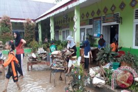 BERSIHKAN SISA PERALATAN SEKOLAH TERKENA BANJIR DAN LONGSOR Page 2 Small