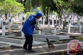 BERSIH-BERSIH TAMAN MAKAM PAHLAWAN Page 1 Small