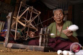 Pemintal benang tradisional Toraja Page 1 Small