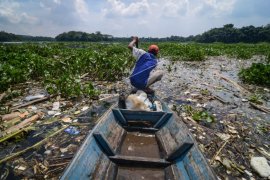 Warga mencari ikan di Sungai Citarum yang tercemar limbah Page 1 Small