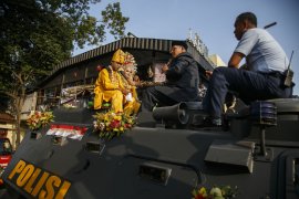 NIKAH BARENG DI ATAS MOBIL PANSER Page 1 Small