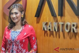 Eggie Oktia Sari berburu kain etnik warna kuning
