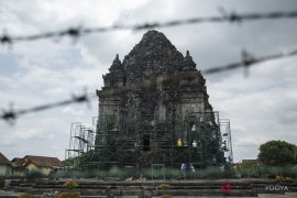 PEMBONGKARAN ATAP CANDI KALASAN Page 1 Small