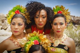 Partner duet Michael Jackson kenakan busana Bali di "Queen of the Hill"