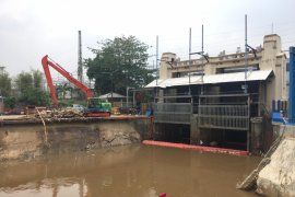 DKI mulai bersihkan sampah pintu air Manggarai