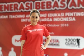 Alasan Mona Ratuliu batasi uang jajan anak