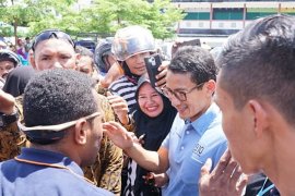 Sandiaga Uno kasihkan sepatunya kepada warga
