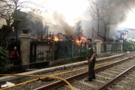 Perjalanan KRL Duri-Tangerang sempat terganggu kebakaran rumah warga di Grogol