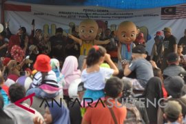 Tokoh Upin dan Ipin menghibur korban gempa Page 1 Small