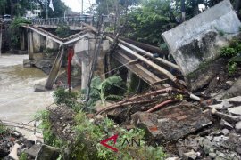 TIANG PENYANGGA JEMBATAN AMBRUK Page 1 Small