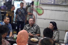 SBY menikmati kuliner angkringan di Yogyakarta