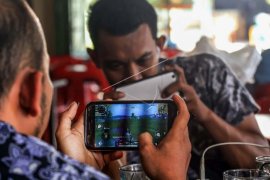 Waspadai nyeri tengkuk akibat kebiasaan buruk saat menggunakan gawai