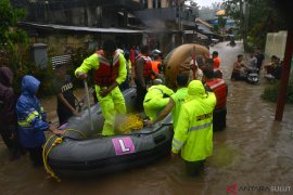 EVAKUASI KORBAN BANJIR MANADO Page 4 Small