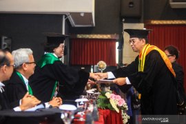 KETUA DEWAS BPJS PEROLEH GELAR DOKTOR Page 1 Small