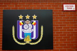 Fans lempar kembang api, Anderlecht terkena sanksi