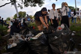 AKSI BERSIH PANTAI MANADO Page 9 Small