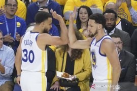 Curry komandoi Warriors gasak gim pertama final Barat