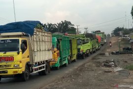 Jalintim ruas Lampung Tengah-Tulangbawang macet  Page 1 Small