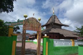 Umat muslim Kaitetu Ambon berziarah kubur setelah Shalat Id