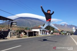 Topi awan melingkari Gunung Rinjani Page 3 Small