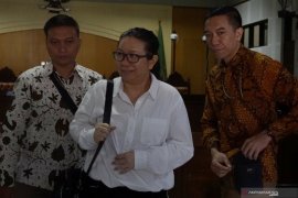 Pengadilan Mataram menggelar sidang perdana suap imigrasi Page 1 Small