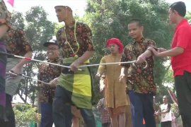 Saat penyandang tuna netra ikuti lomba baris meriahkan HUT RI