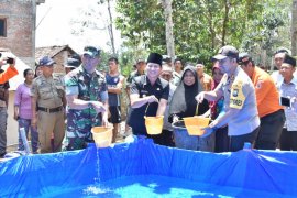 Forkopimda Trenggalek bagikan air bersih kepada warga terdampak kekeringan